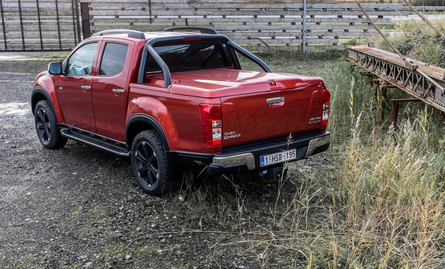  Isuzu D-Max Katana 2015 года  (фото 12 из 15)